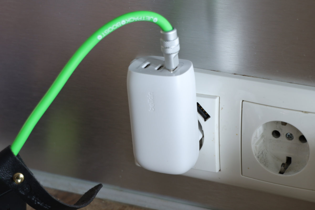 Belkin BoostCharge 67W om stopcontact