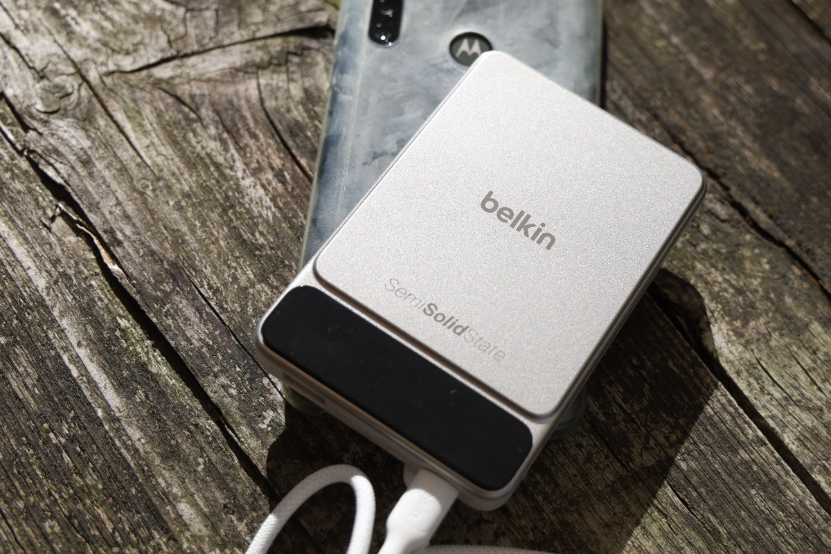 Belkin UltraCharge Pro Power Bank 10K in de zon